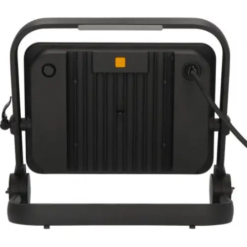 LED arbeidslys JARO 20060 M, bakside med strømledning og vertikale riller i sort metallramme.