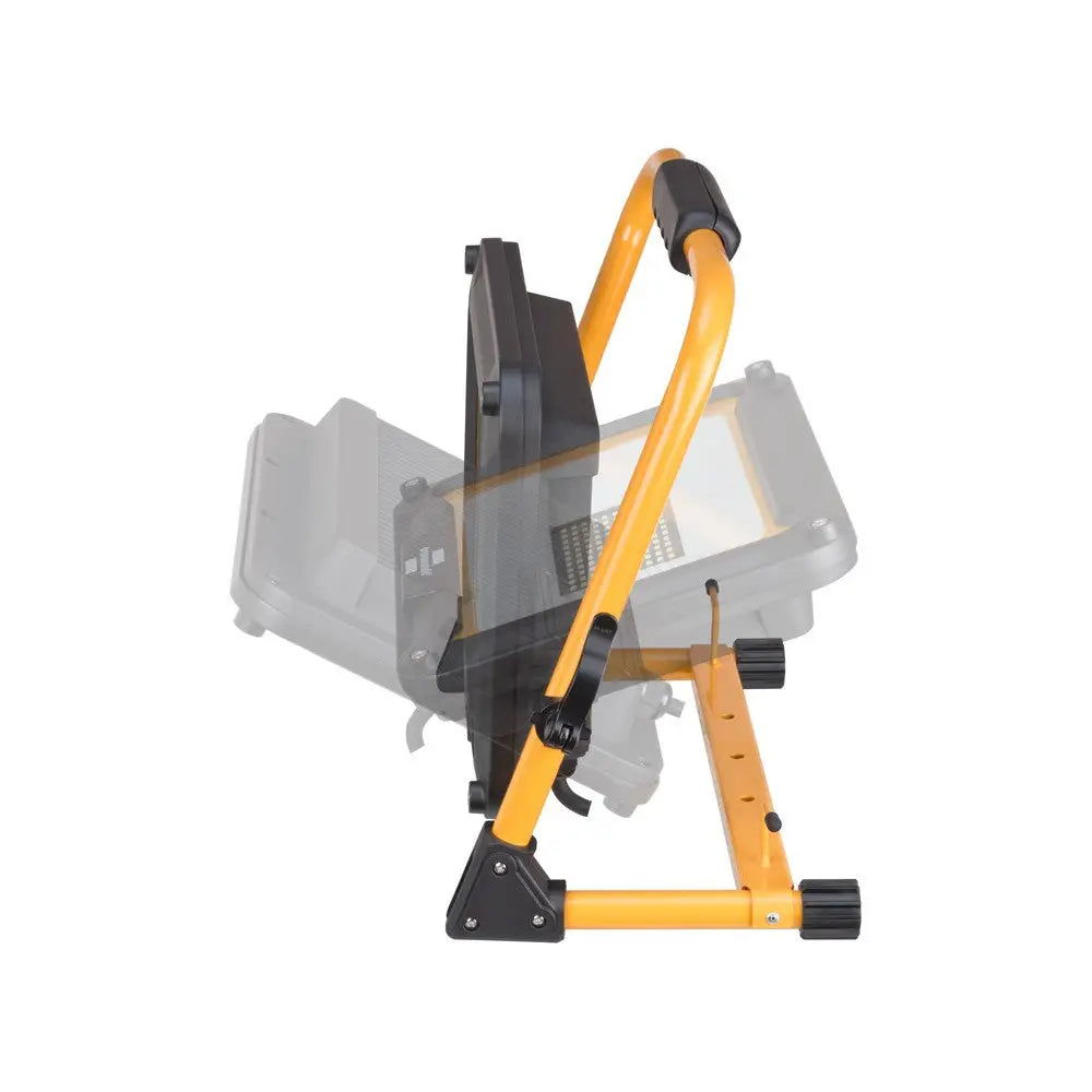 Arbeidslys LED JARO 7050 M på justerbart metallstativ, sidevisning som fremhever vippefunksjonen.