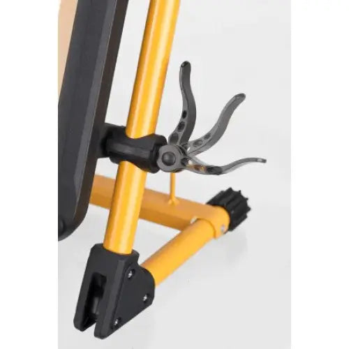 Arbeidslys LED JARO 7050 M, nærbilde av metallklemme med strukturert håndtak og gummiføtter på stativ.