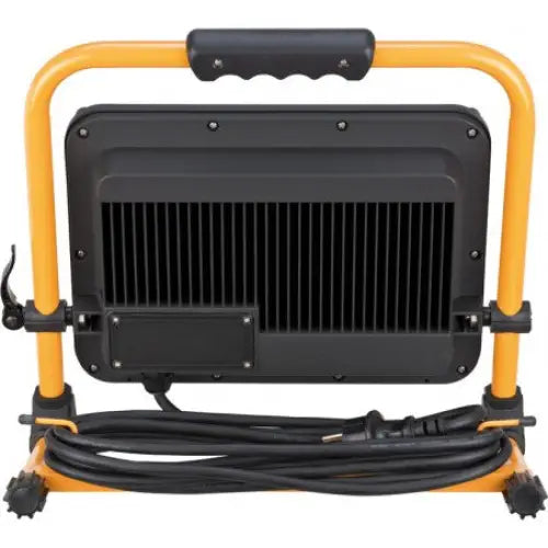 LED arbeidslys JARO 7050 M sett bakfra, med gule ben, bærehåndtak og synlige kjøleriller.