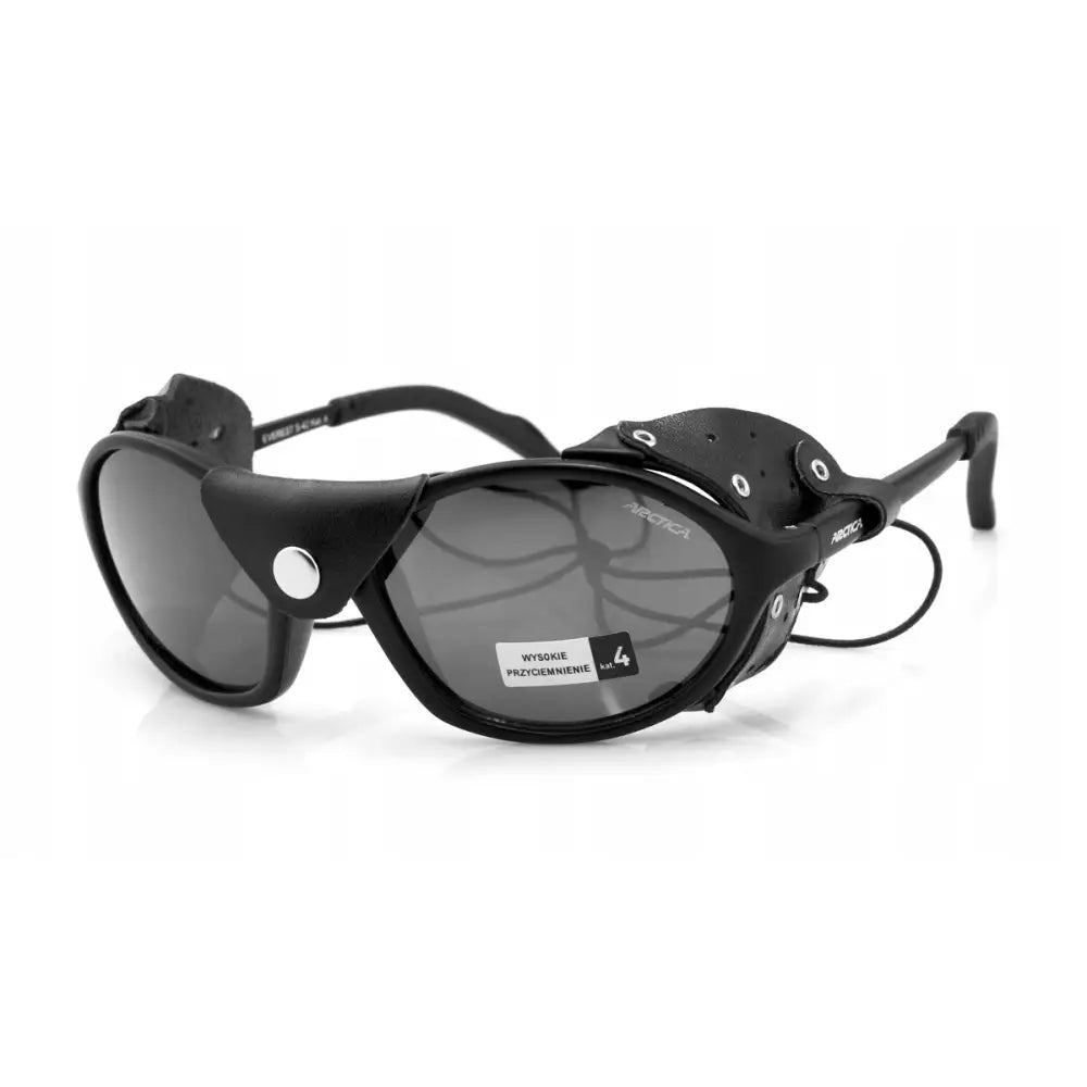 Arctica S42P polariserte fjellbriller, sort ramme og skinnbeskyttelse med nittedetaljer, sett skrått forfra.
