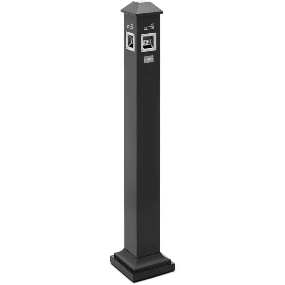 Svart smijernspost med integrerte søppelluker, askebegerinnsatser og pyramideformet topp, skrå vinkel.