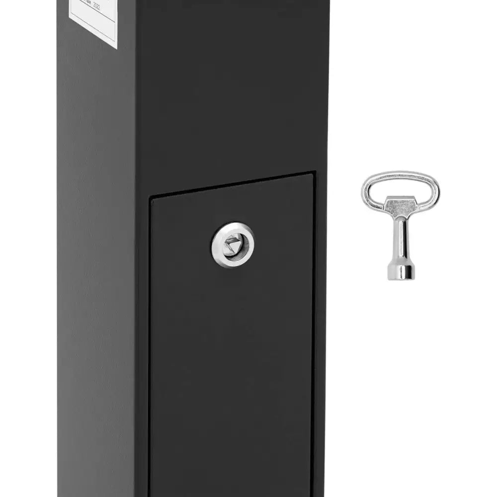 Ashbøtte svingbar i mørk grå smijern, nærbilde av lås og sølvnøkkel på siden mot hvit bakgrunn.