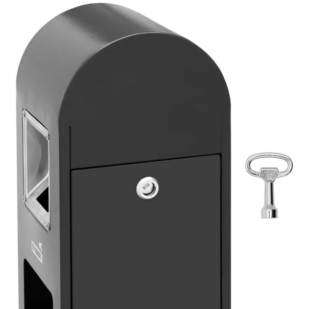 Askebeger stående med søppelkurv, detalj av nøkkelhull og løs nøkkel på mørk grå metalloverflate.