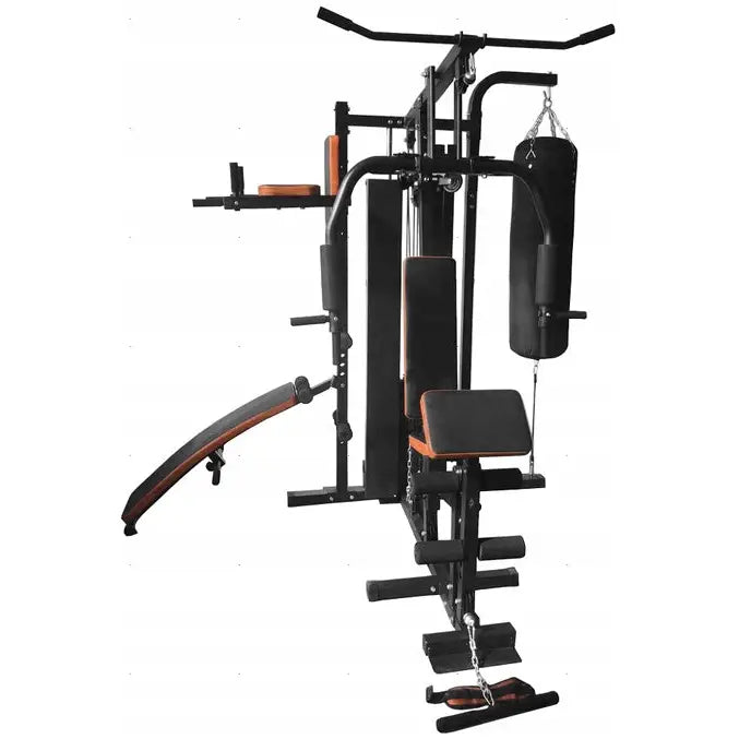 Atlas Sport As48 treningsapparat, frontvisning med oransje puter, flere stasjoner og boksesekk på stativet.