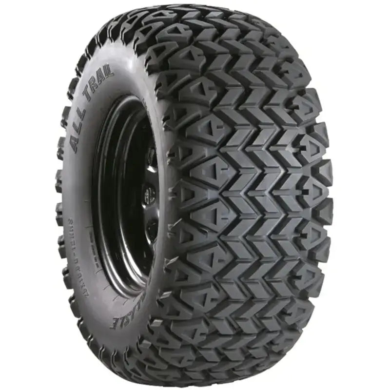 Atv Dekk 23x10.5 Carlisle, skråvisning som fremhever slitebanens grove mønster og teksten "ALL TRAIL" på sideveggen.
