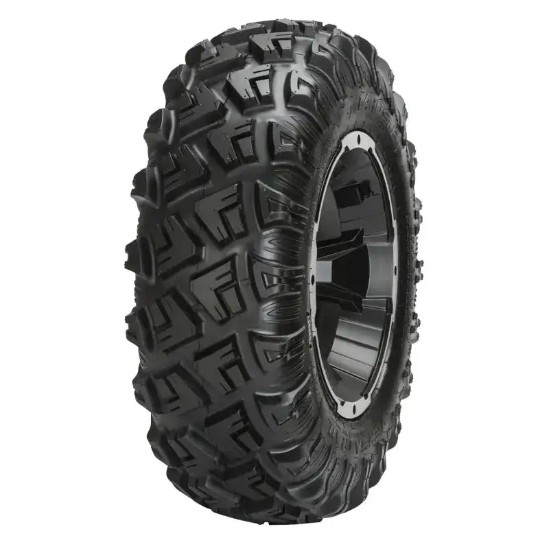 Atv Dekk 25x8-12 Carlisle Versa Trail, skrå vinkel som fremhever dypt mønster for optimalt terrenggrep.