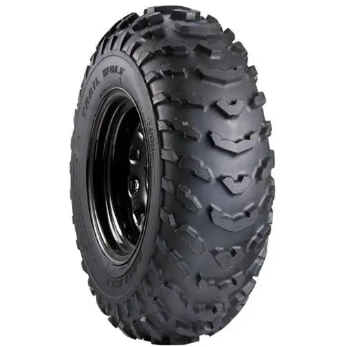 Atv Dekk 19x7-8 Carlisle Trail Wolf, skråvisning som fremhever de dype knastene og den sorte metallfelgen.