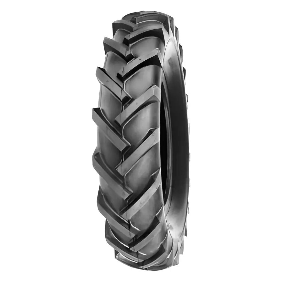 Atv Dekk Deli S-247, trekvart visning som fremhever de dype V-formede sporene for optimalt grep.