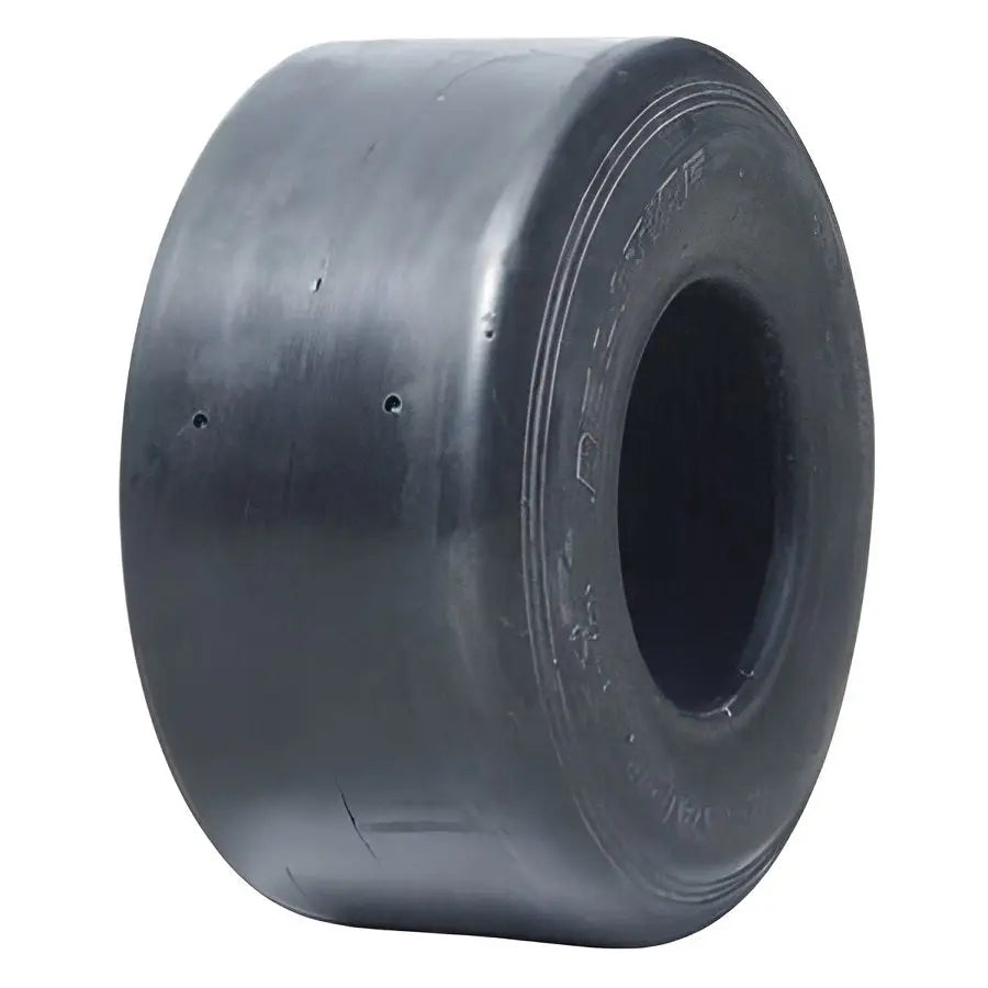 Atv Dekk 10x4.50 Deli S-390 racingdekk, glatt sort overflate med små hull, vist skrått mot hvit bakgrunn.