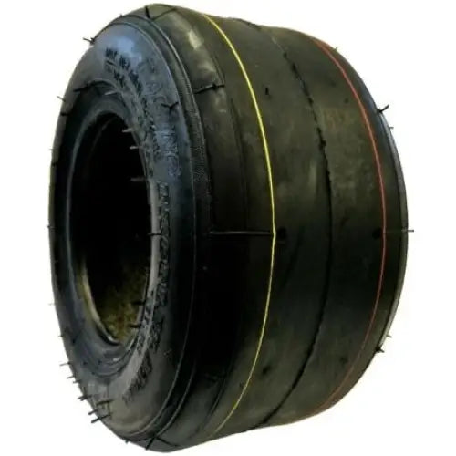 Atv Dekk Duro HF242B, glatt svart gummi med markante gule og røde linjer på siden, sett skrått forfra.