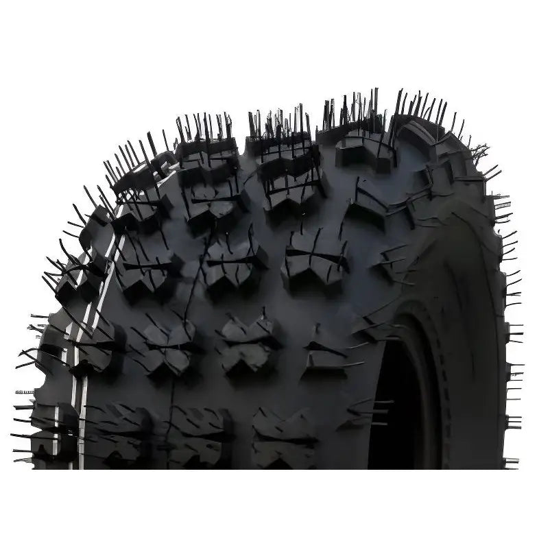 Atv Dekk 20x10-8 Hakuba med grove knaster og gummipigger, skrå forfra mot slitebanen, tydelig terrengmønster.