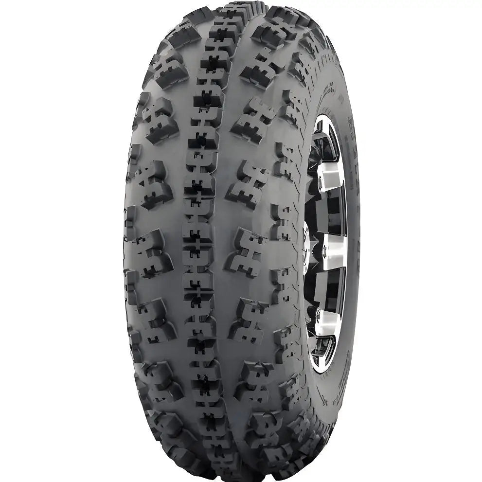 Atv Dekk 23x7-10 Hakuba P348, skrå forfra med synlig grovt mønster og sølvfarget felg mot lys bakgrunn.