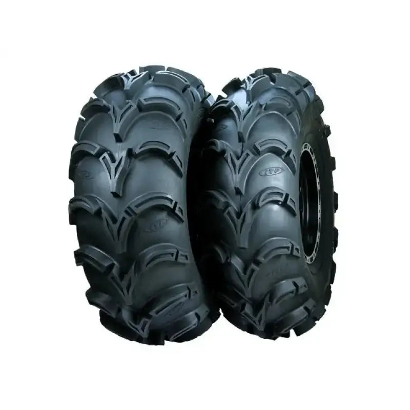 Atv Dekk 28x10-14 Mud Lite XL, to sorte dekk med markert terrengmønster sett fra skrå vinkel mot hvit bakgrunn.