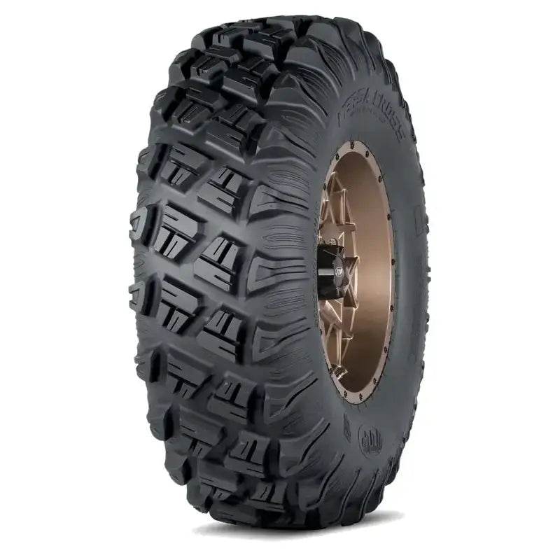 Atv Dekk 30x10R14 ITP Versa Cross, skråvisning som fremhever bronsefarget felg og grovt dekkmønster.