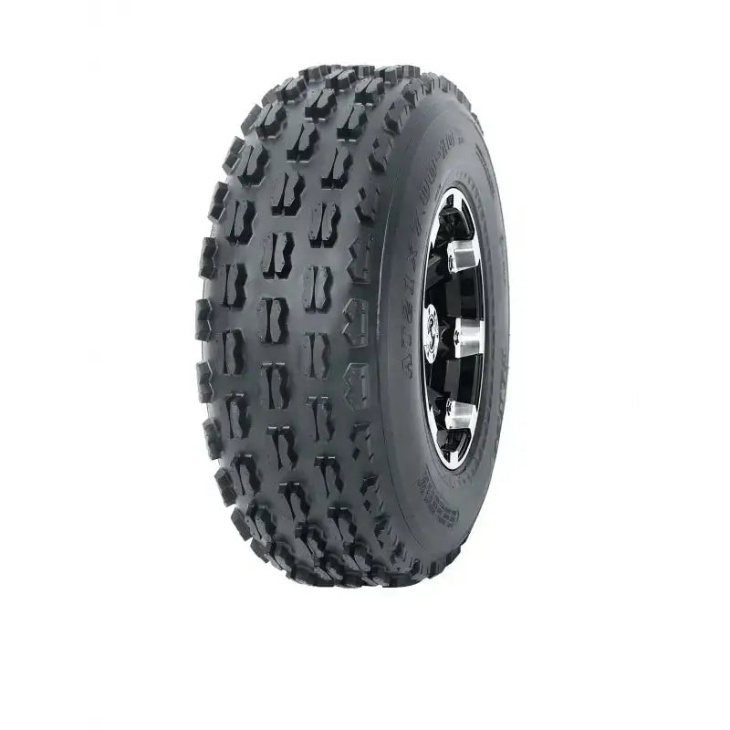 Atv Dekk 19x7-8 Journey, skråvisning som fremhever dyp profil, grove knotter og sorte felger med metalliske detaljer.