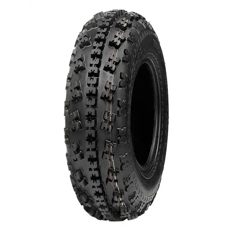 Atv Dekk 23x7-10 Journey P348, skråvisning fremhever grovt terrengmønster og detaljerte spor på ren hvit bakgrunn.