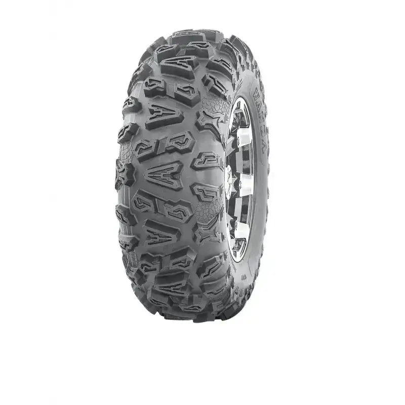 Atv Dekk 25x8-12 Journey P390, grovt mønster og dype spor synlig fra skrå vinkel, tilpasset terrengkjøring.