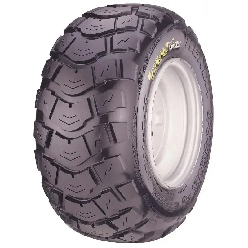 Atv Dekk 18x9.50 Kenda Road Go K572, skråvisning som fremhever grovt mønster og hvit felg mot hvit bakgrunn.
