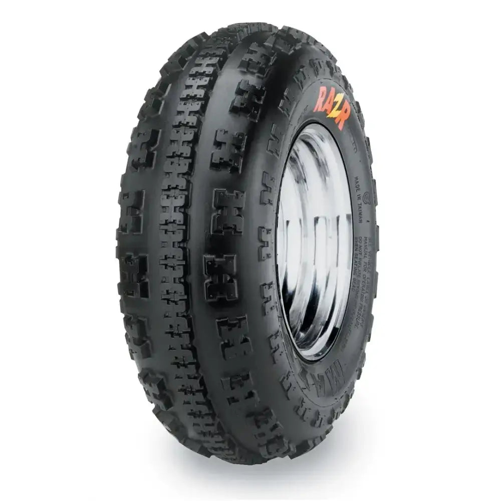 Atv Dekk 22x7-10 Maxxis RAZR med grovt, retningsbestemt knastemønster og synlig fargerik logo på sideveggen.