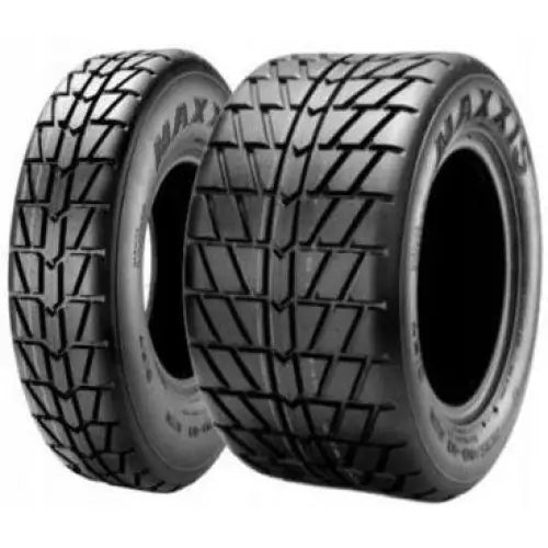 Atv Dekk 18x10-10 Maxxis C-9273, to brede dekk med diagonale riller og markert mønster, sett fra skrå vinkel.