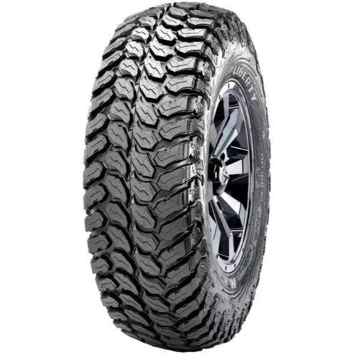 Atv Dekk 28x10-14 Maxxis Liberty ML3, vinklet sidevisning som fremhever grovt mønster og blanke svarte felgdetaljer.