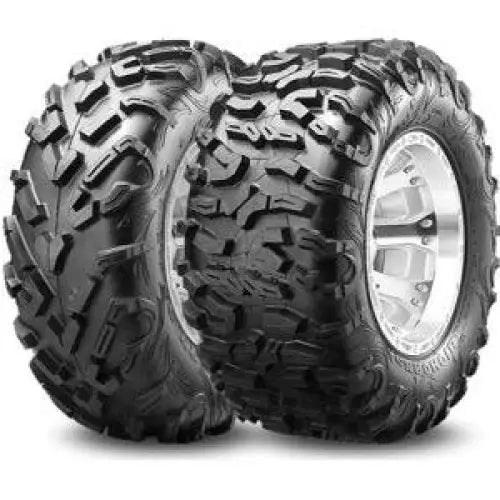 Atv Dekk 26x11-14 Maxxis BigHorn 3.0, to svarte terrengdekk med sølvfargede felger og markante mønster, skrå vinkel.