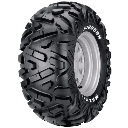 Atv Dekk 26x12-12 Maxxis BigHorn, skråvisning med grovt mønster, hvit logo og sølv metallfelg synlig.