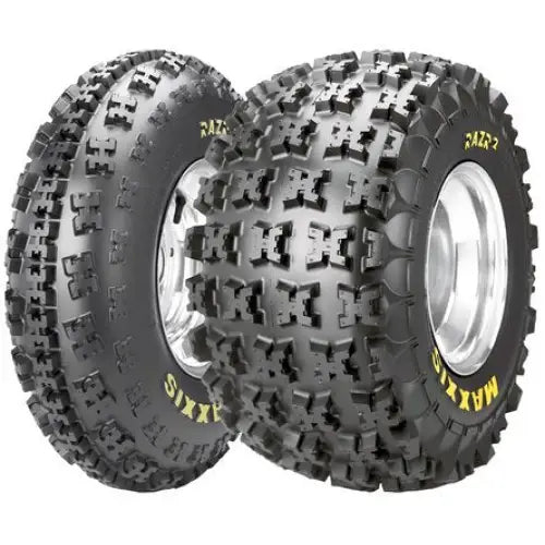 Atv Dekk 23x7-10 Maxxis M933 RAZR2, to nye dekk med grovt knastemønster, gul logo og felger, sett fra skrå vinkel.
