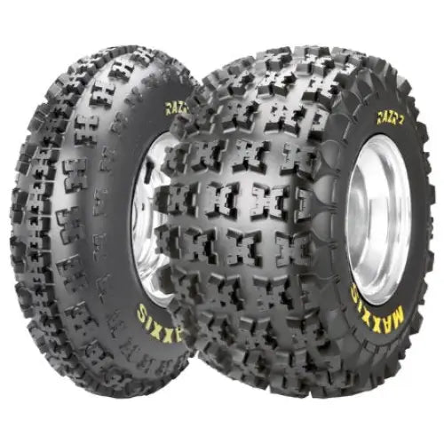 Atv Dekk 22x11-10 Maxxis M934 RAZR2, sett med to grove terrengdekk med markante knaster og gul logo på siden.