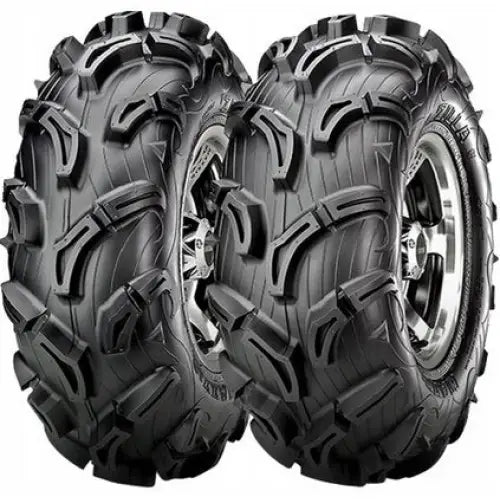 Atv Dekk 28x10-12 Maxxis MU01 Zilla, to sorte terrengdekk med dype knaster og sølvfargede felger, sett skrått forfra.