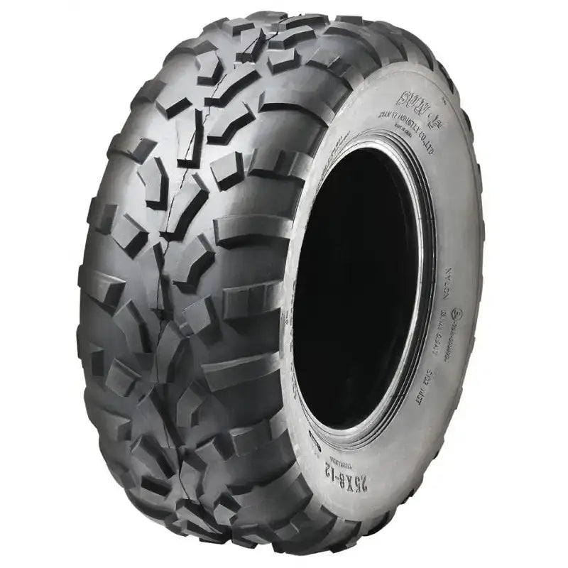 Atv Dekk 25x8-12 Sunf A-010, forovervinklet visning som fremhever det grove mønsteret for optimalt terrenggrep.