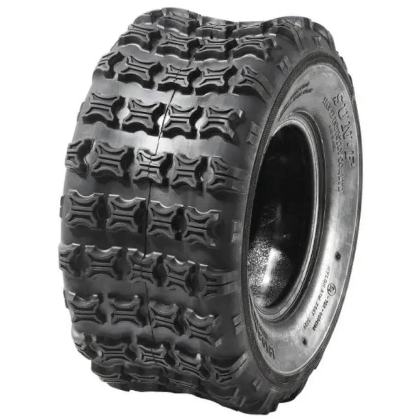 Atv Dekk 18x9.50 Sunf A-018, bredt sort dekk med rektangulære knaster i grovt mønster, sett fra skrå vinkel.