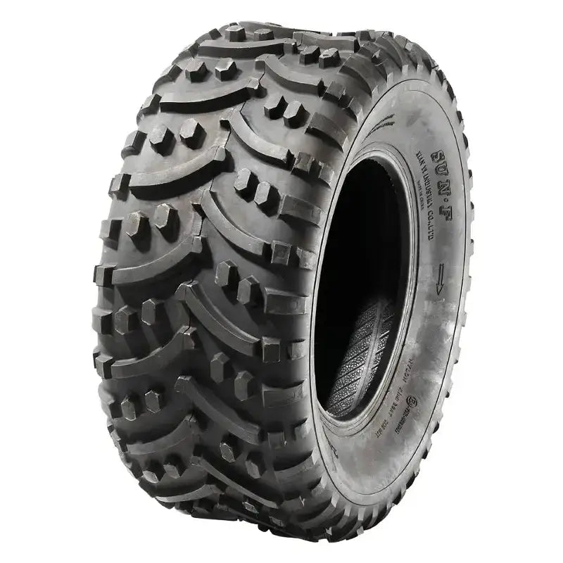 Atv Dekk 25x10-12 Sunf A-032 med grove knaster og dype spor, vinklet slik at mønsterdetaljene fremheves mot hvit bakgrunn.