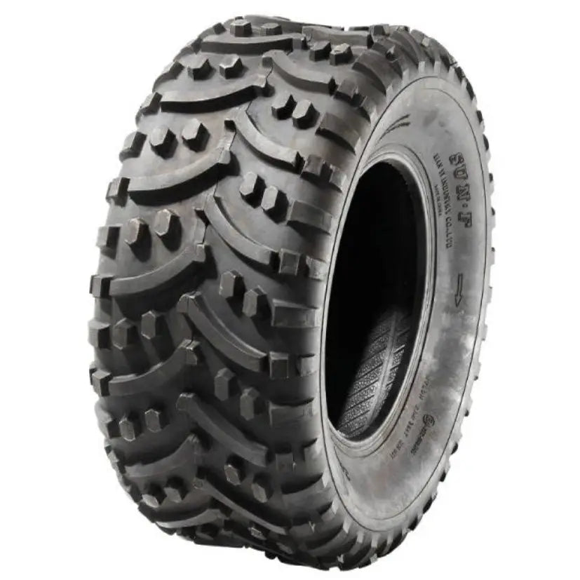 Atv Dekk 25x8-12 Sunf A-032, skrå vinkel som fremhever de dype knottene og det grove mønsteret mot hvit bakgrunn.