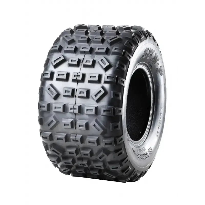 Atv Dekk 18x10-8 Sunf A-035R, skråvisning som fremhever det firkantede mønsteret og dype spor for veigrep.