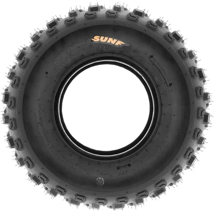 Atv Dekk 22x11-10 Sunf A005 sett rett forfra, tydelig gule SUNF-bokstaver og grove knaster på slitebanen.