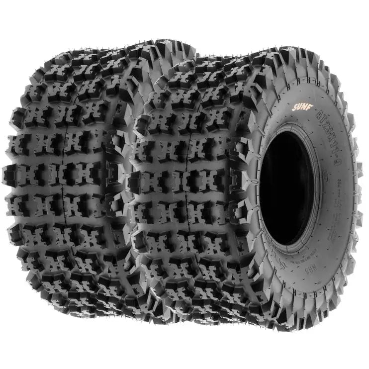 Atv Dekk 20x7-8 Sunf A027, to sorte dekk fra skrå vinkel som fremhever det grove mønsteret for optimalt grep.