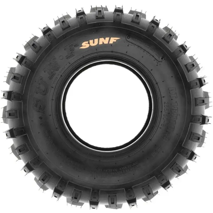 Atv Dekk 18x10-8 Sunf A035 sett forfra, viser markant knastemønster og gul logo mot hvit bakgrunn.