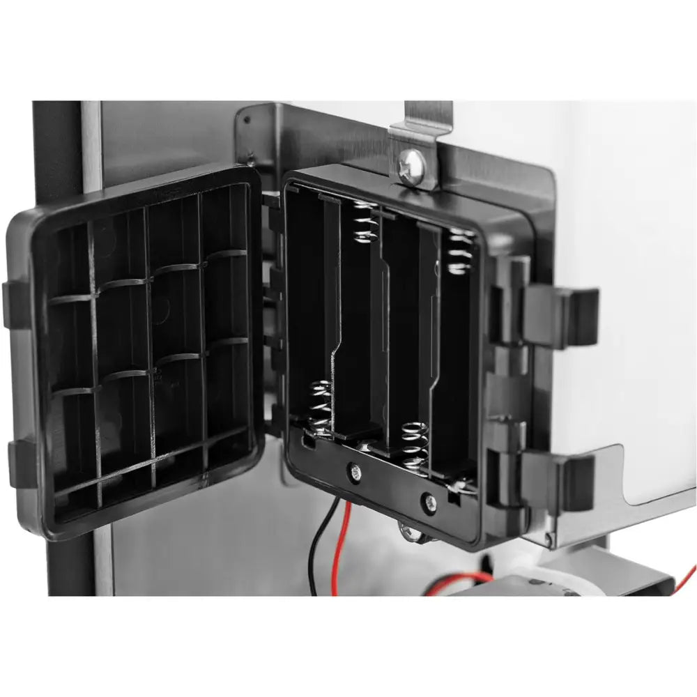 Svart batteriholder til automatisk berøringsfri desinfiseringsstasjon, åpent lokk viser fjærer og kontakter.