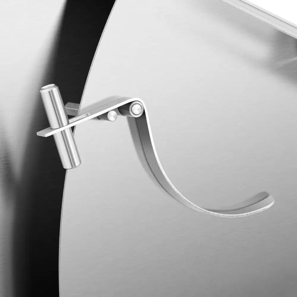 Metallkrok med sylinderformet håndtak i børstet stål på deigkjevler, nærbilde fra siden.