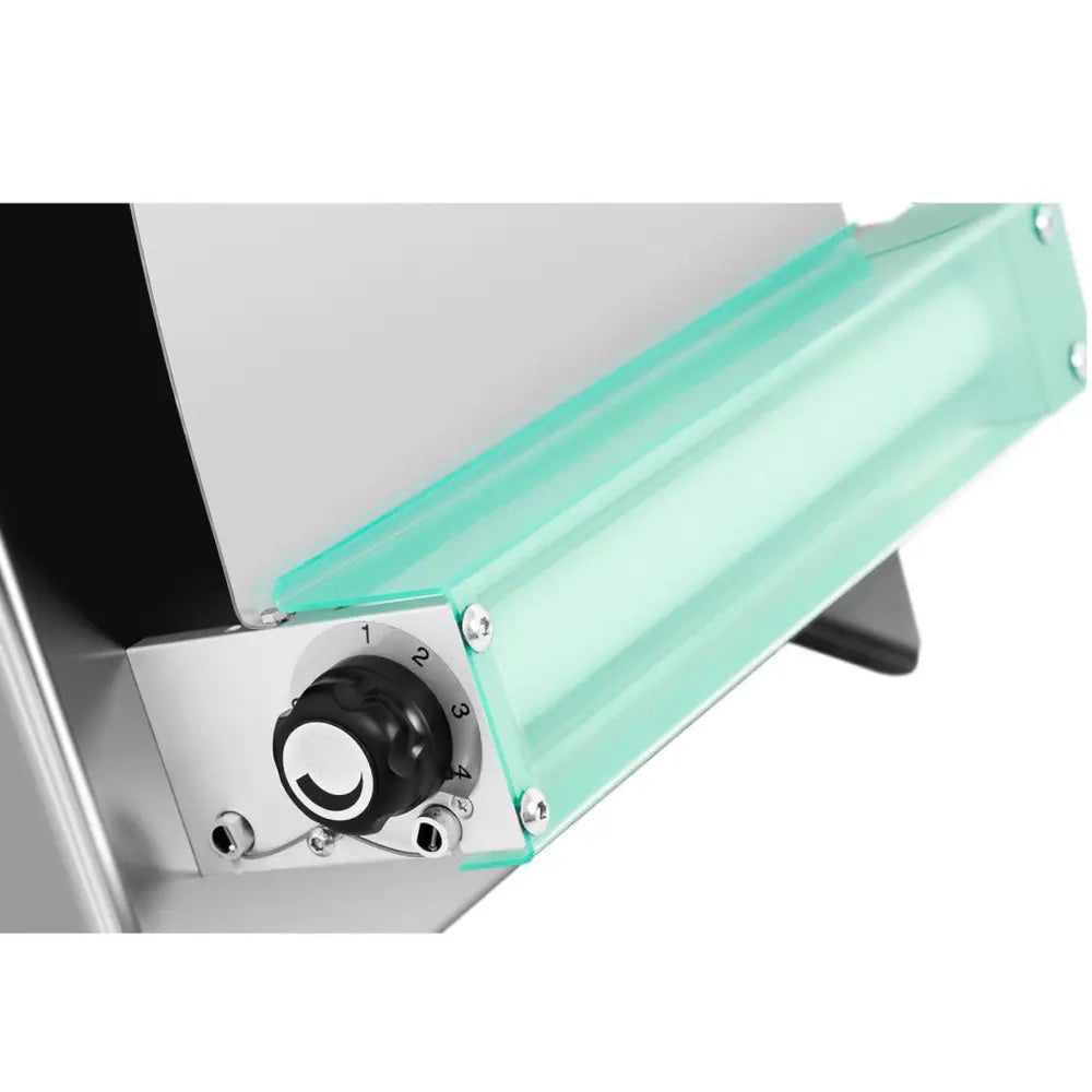 Automatisk deigkjevler, nærbilde av sort reguleringsknapp med tallskala og lysegrønn plastbeskyttelse.