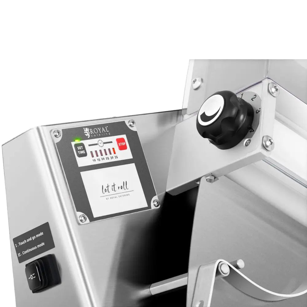 Automatisk deigkjevler, skrått detaljbilde av kontrollpanel med dreiehjul, bryter og tydelige knapper.