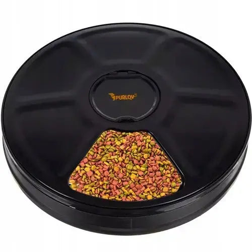 Automatisk Fôrdispenser Purlov 20759 sett ovenfra, trekantet åpning med tørrfôr og gul logo på lokket.