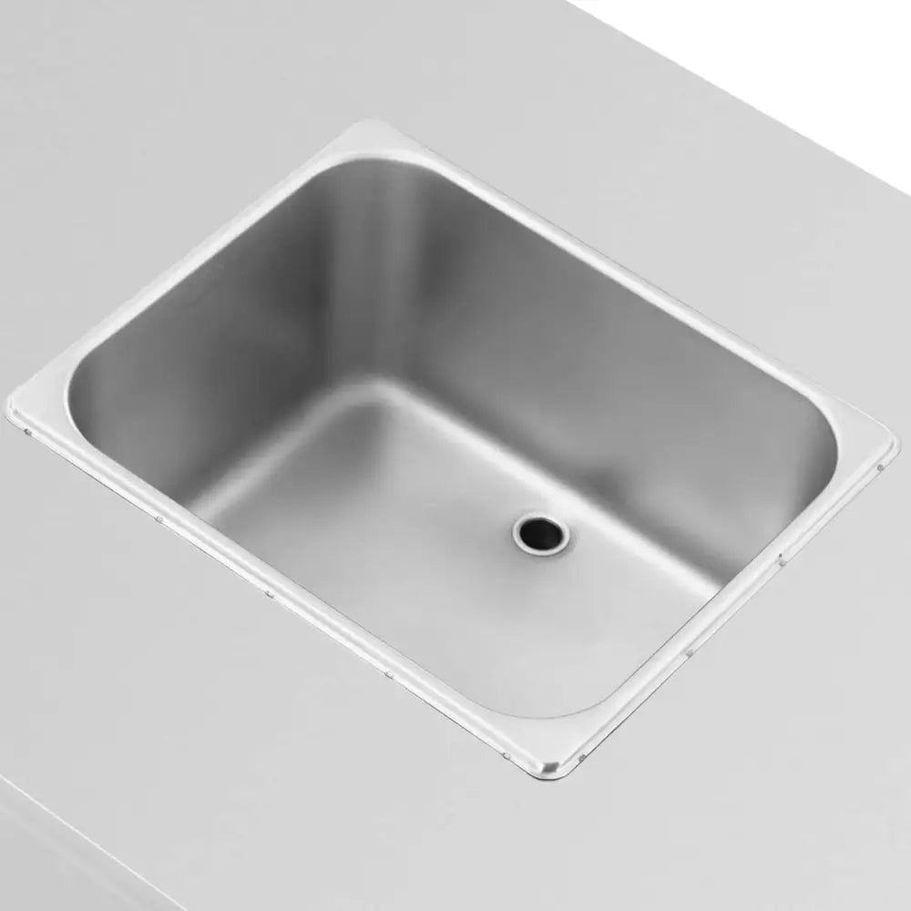 Oppvaskkum i rustfritt stål med rette kanter og tydelig avløp, montert i lys grå benkeplate, sett ovenfra.