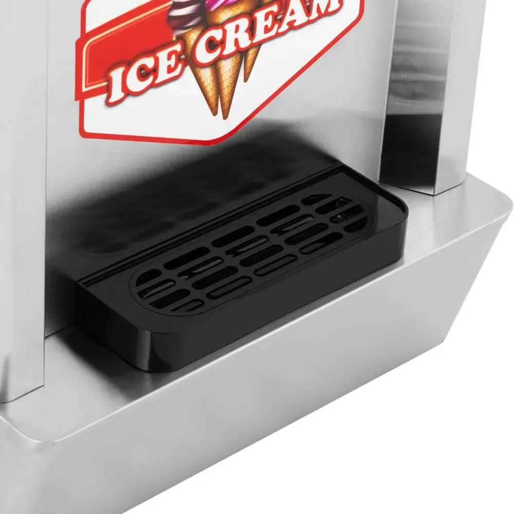 Automatisk iskremmaskin, nærbilde av svart plast dryppbrett under fargerikt «Ice Cream»-klistremerke.