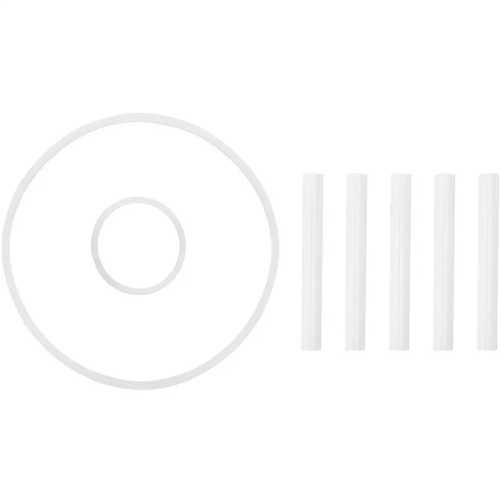 Fem hvite plastdeler til automatisk iskremmaskin, sett ovenfra på hvit bakgrunn.