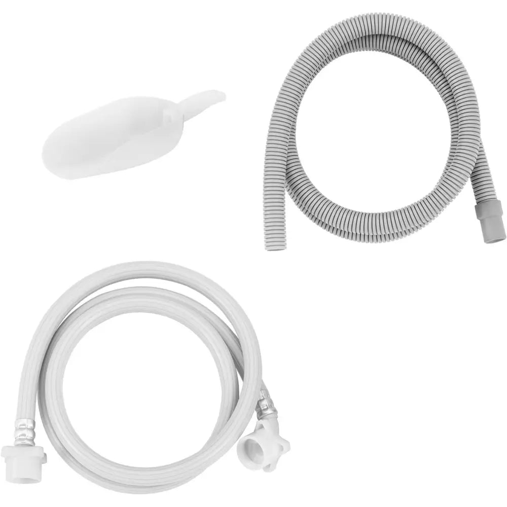 Tilbehør til automatisk ismaskin, hvite og grå plastslanger med koblinger og hvit skje mot hvit bakgrunn.