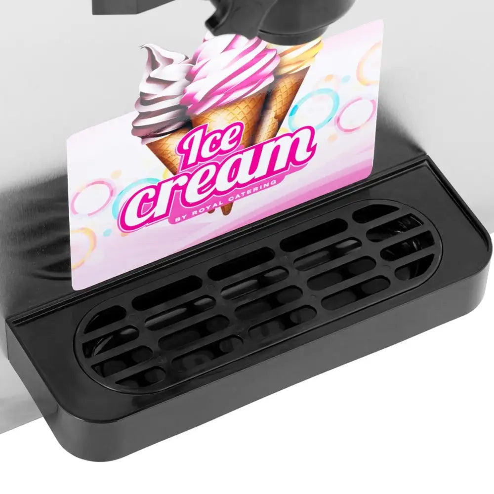 Automatisk italiensk ismaskin, nærbilde av svart dryppbrett med fargerik isreklame på rustfri front.