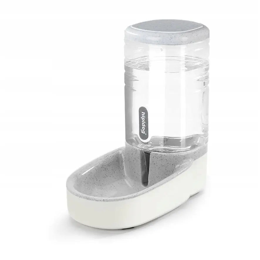 Automatisk vannautomat for hund og katt i lysegrå og hvit plast med gjennomsiktig beholder og avrundede former.